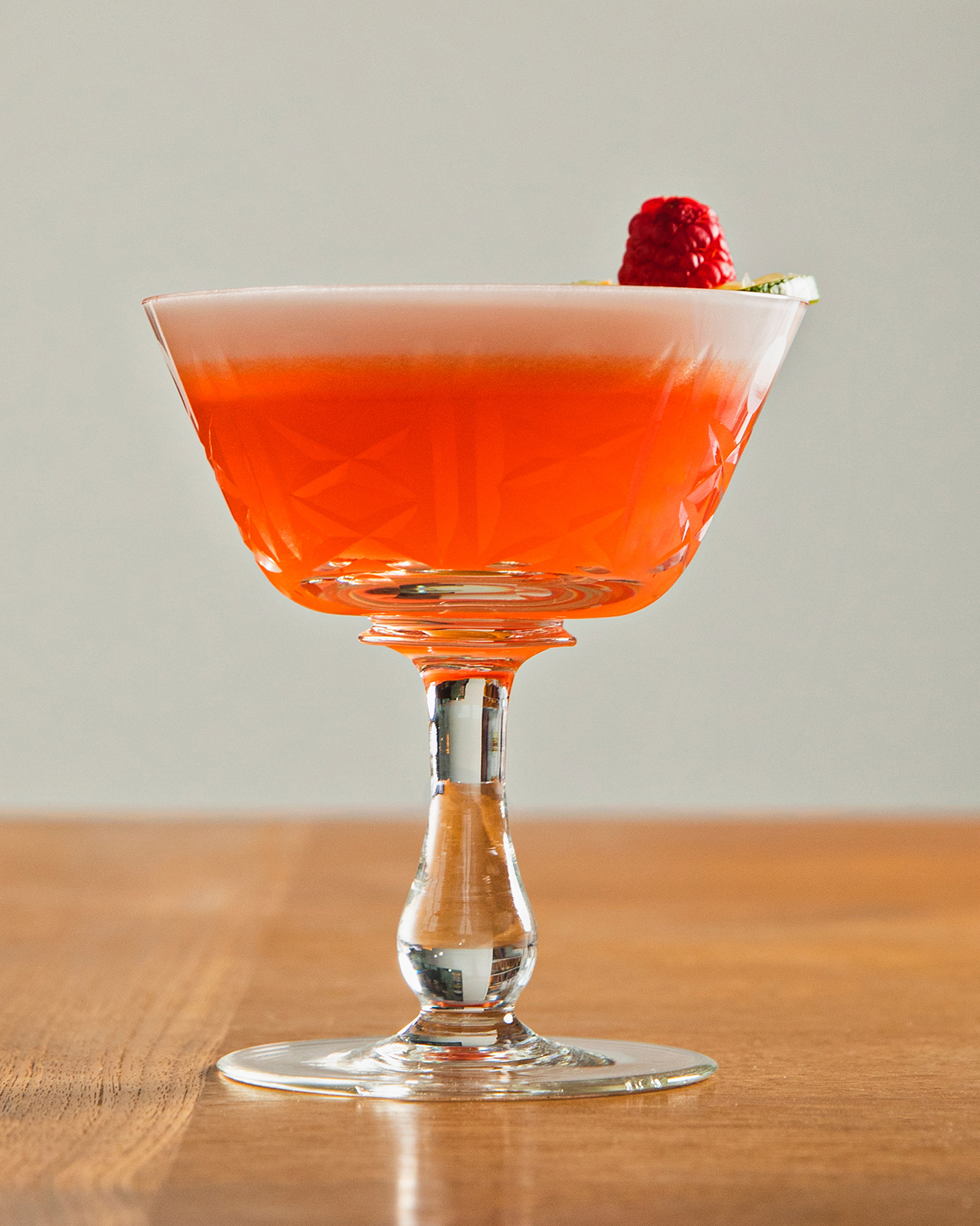 Cocktail Club Rosemont garni d'une rondelle de lime et d'une framboise