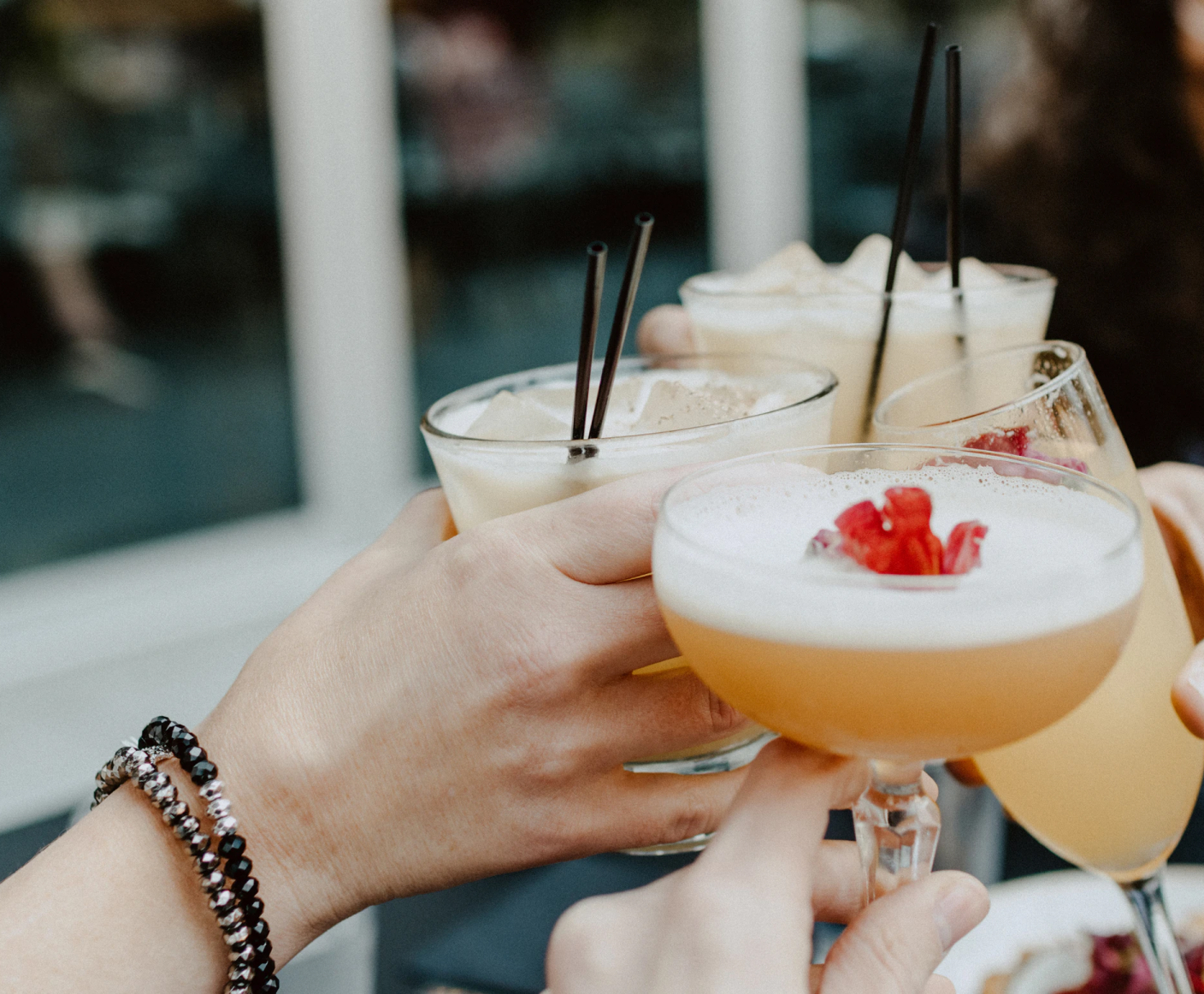 Porter un toast avec des cocktails