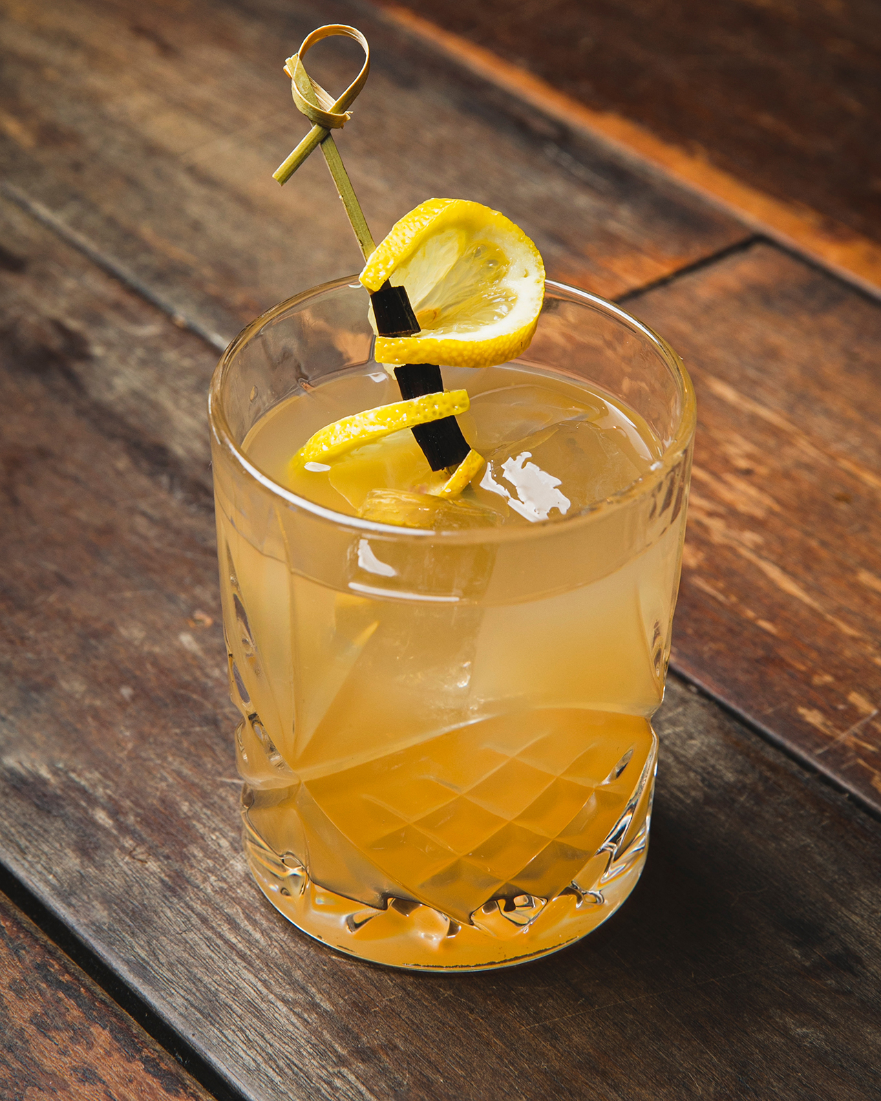 Cocktail Killer Bee garni de rondelles de citron