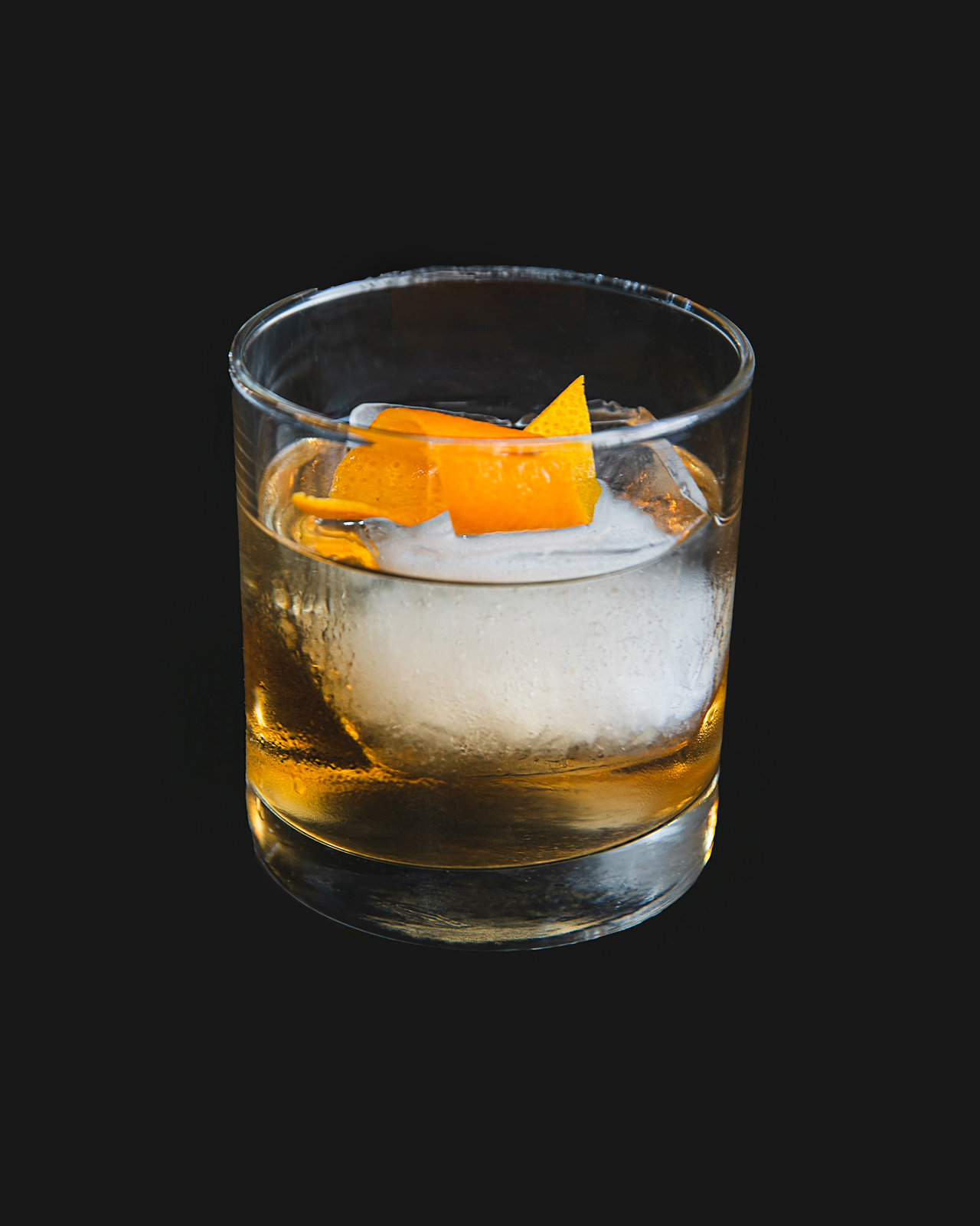 Cocktail Le Rive Nord garni d'un zeste d'orange