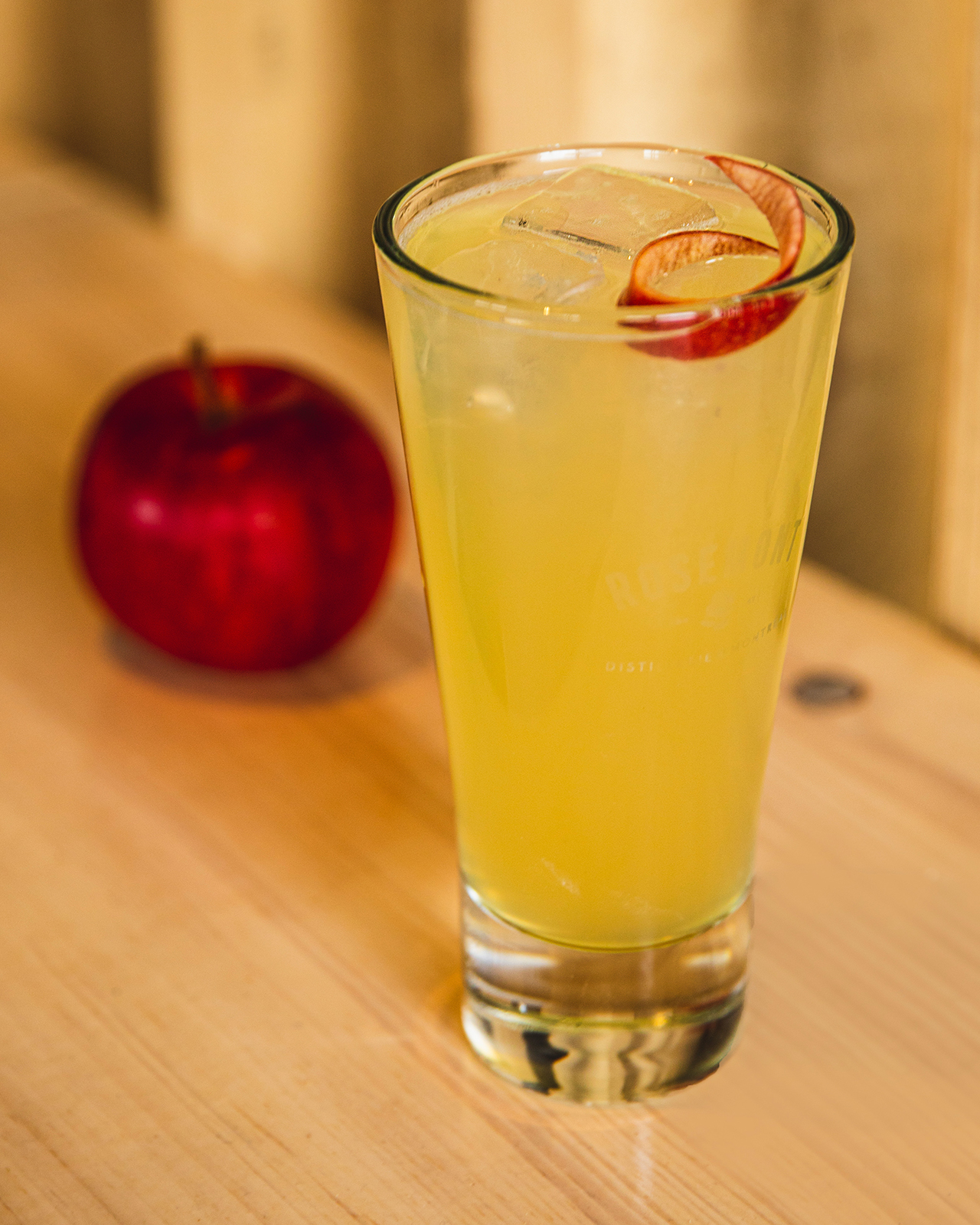 Cocktail Oak Cider garni d'un zeste de pomme