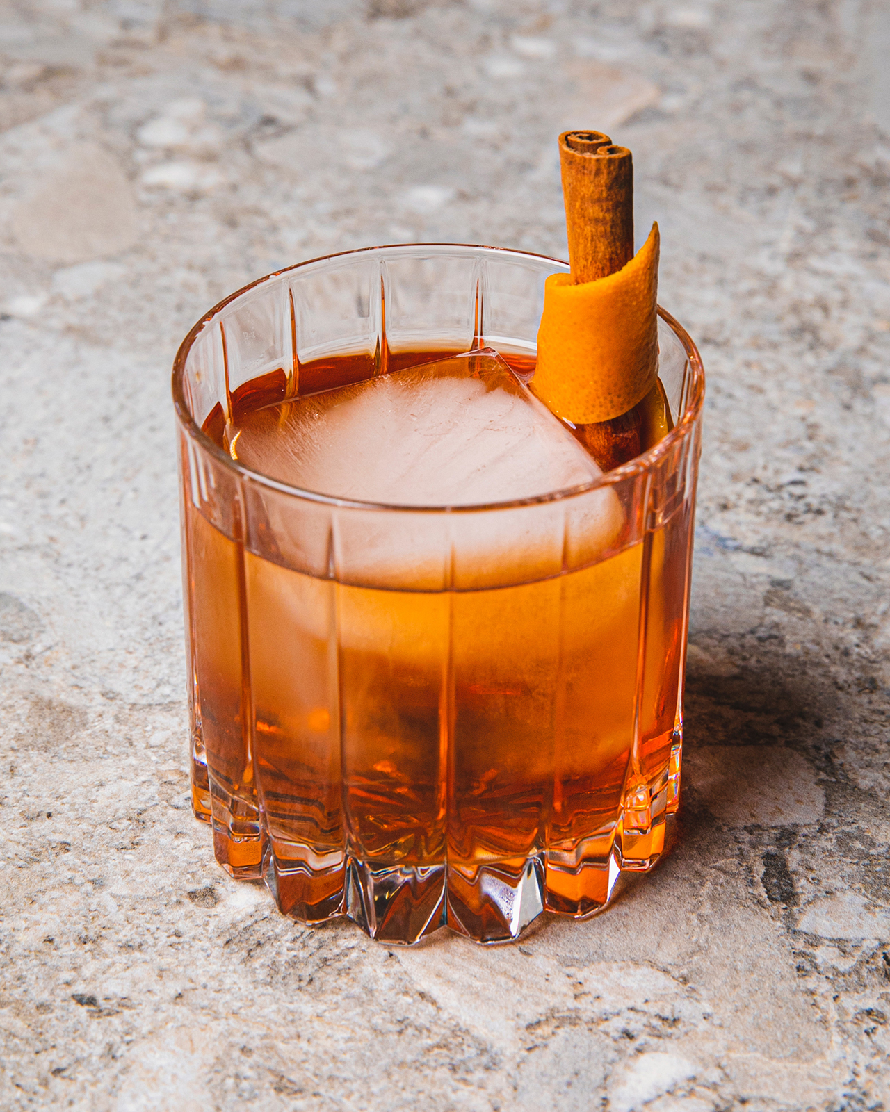 Rhum Old Fashioned #3 garni d'un bâton de cannelle et d'un zeste d'orange