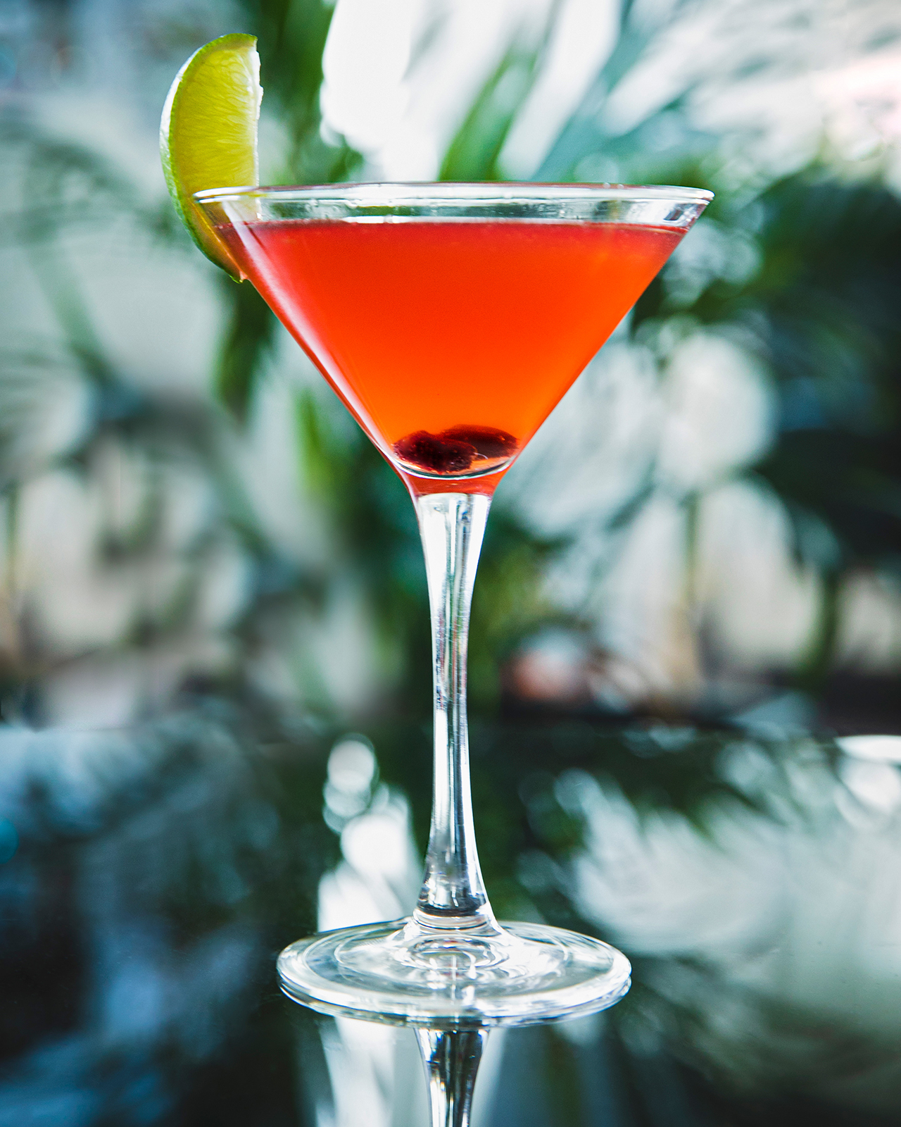 Cocktail Rosemopolitain garni d'un quartier de lime