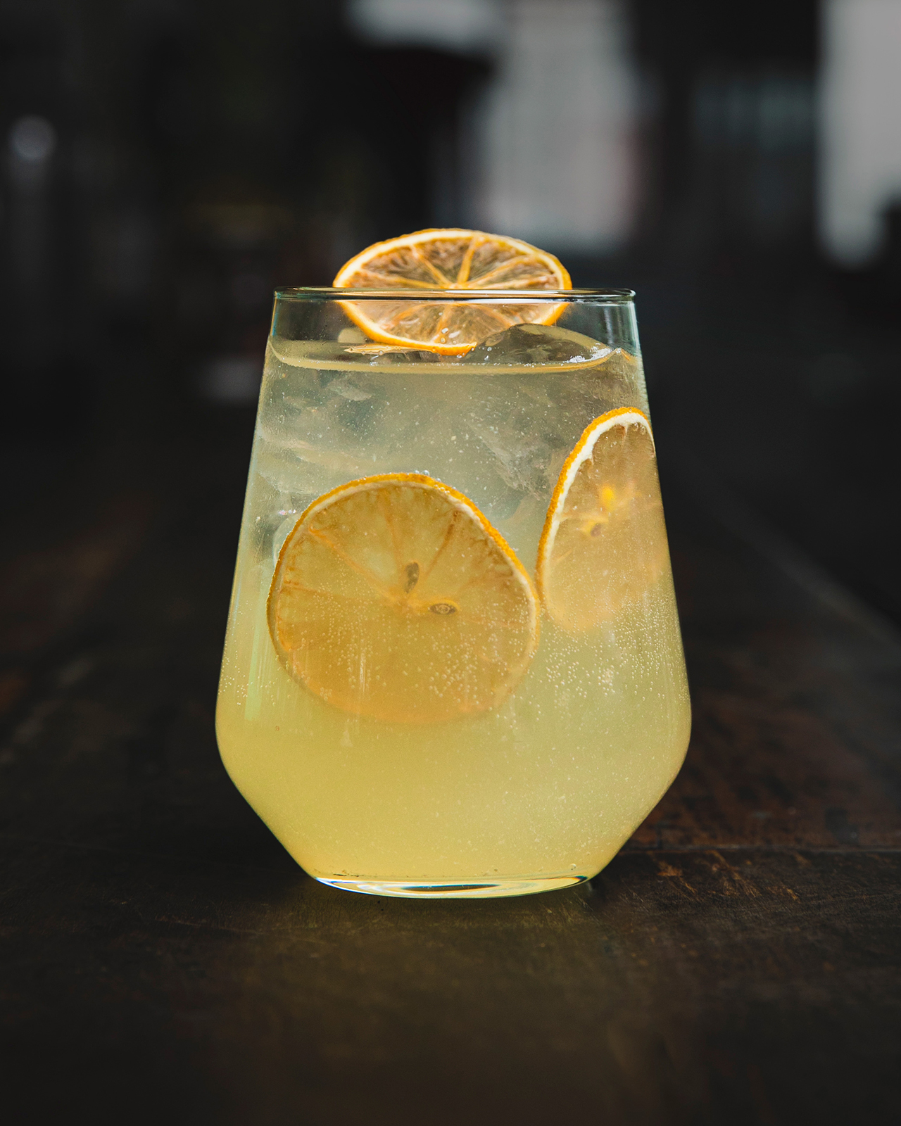 Cocktail Sure O'Tonic garni de rondelles de citron