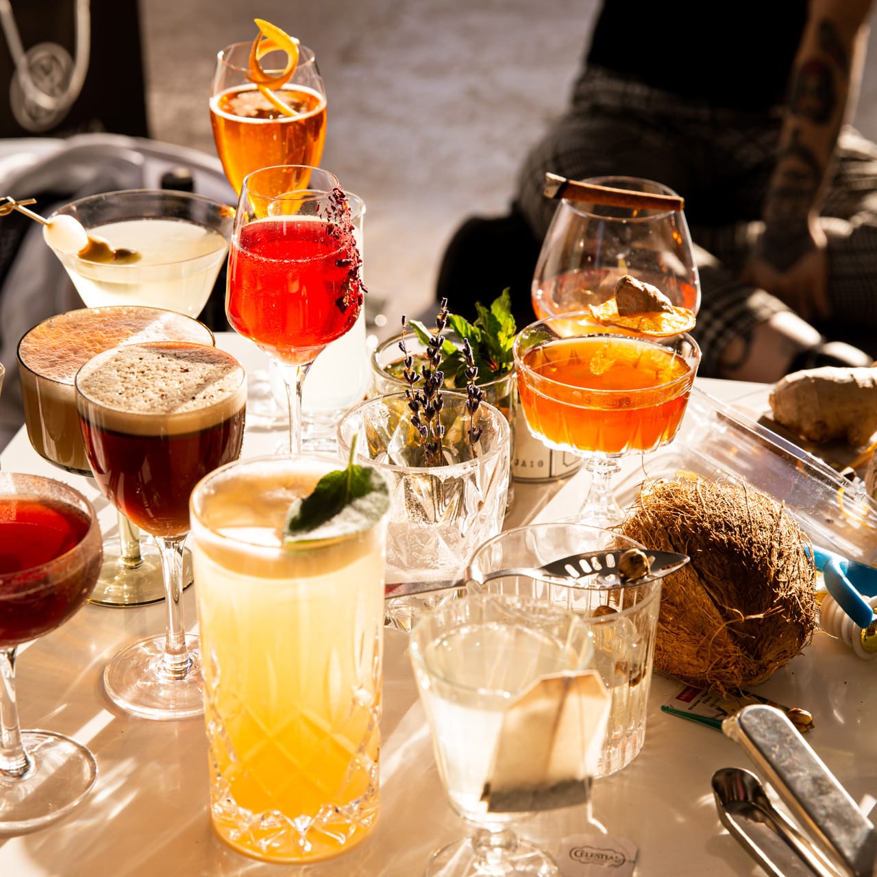 Cocktails colorés sur une table au soleil