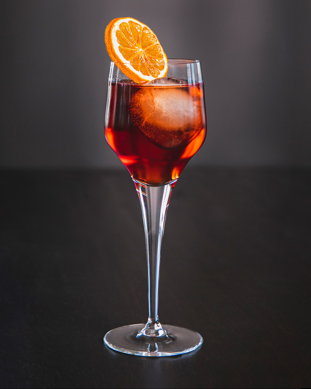 Rhum Negroni garni d'une rondelle d'orange